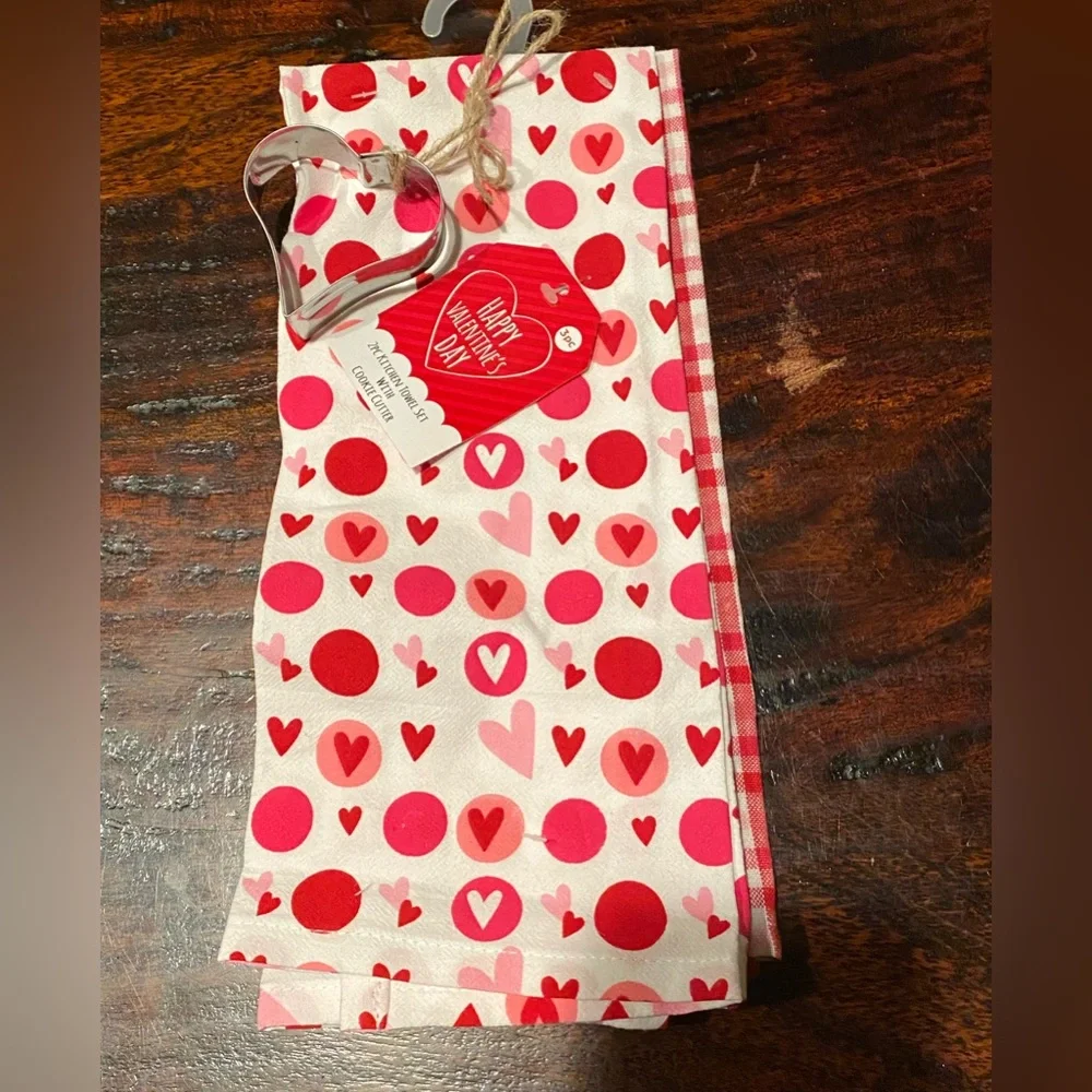 NWT Valentine 2 Towel & Cookie Cutter Set